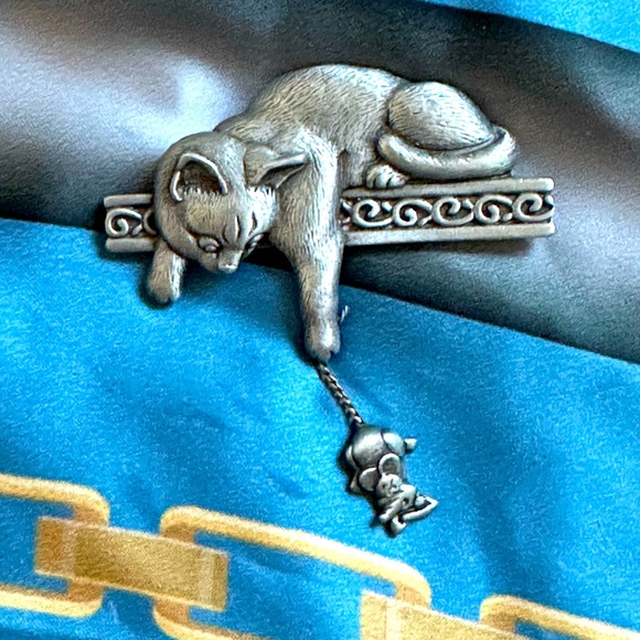 JJ JONETTE Signed Brooch Pin Pewter Cat Dangling Mouse - Picture 1 of 3